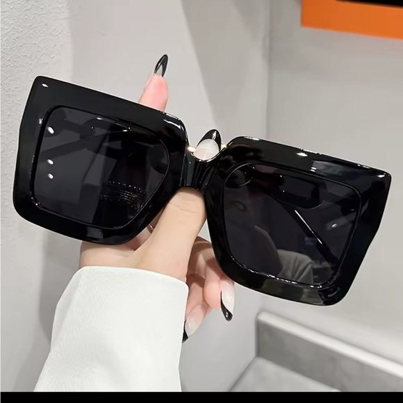 Accessories - Elegant Black Oversized Sunglasses
0382